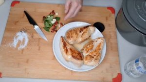 Куриная грудка, фаршированная вялеными помидорами и сыром Бри.