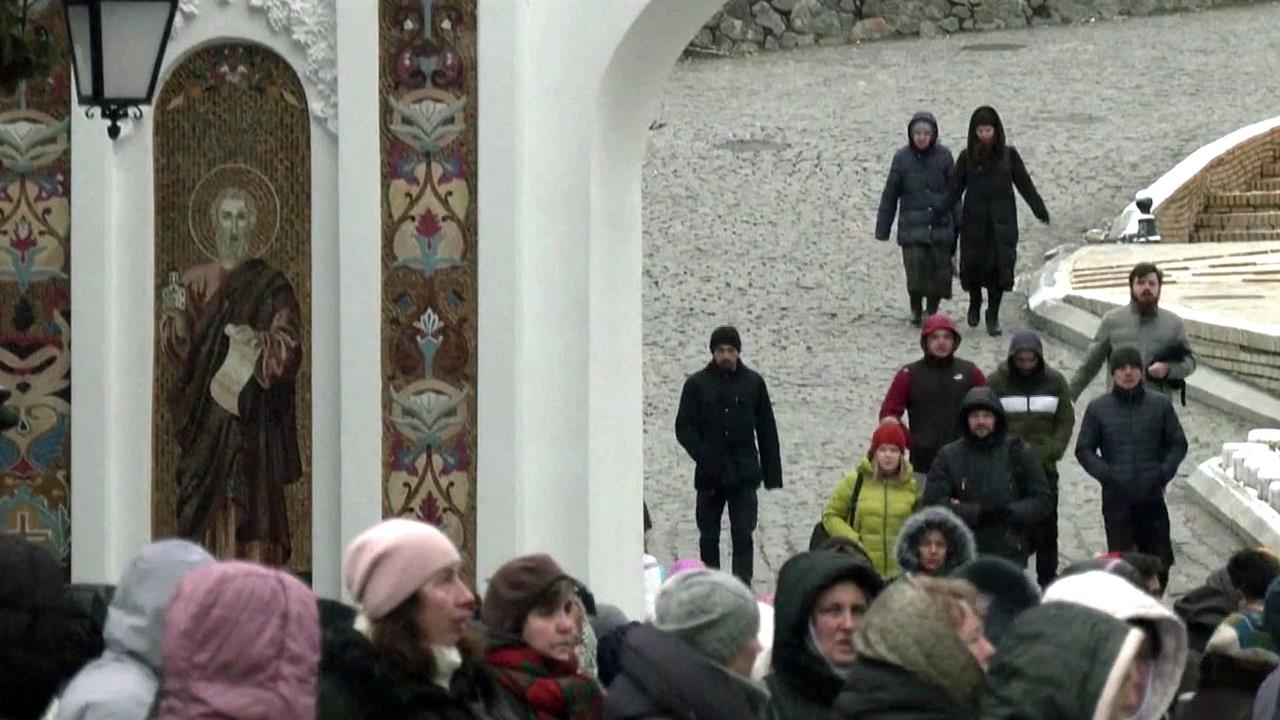 Верующие канонической УПЦ провели ночь в Киево-Печерской лавре, из которой выселяют монахов.