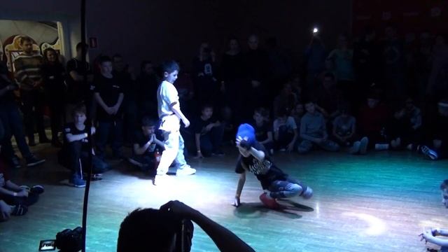 2DCLUB10 Брейк данс. Kids ТОП8 1x1. D-key и Шпилька смотреть онлайн