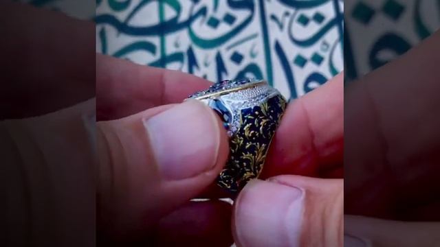 Для настоящих мужчин: Серебряный перстень с рельефной россыпью камней мистик топаза