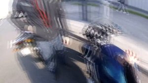 езда на заднем колесе вилли упал на мото 600 . honda cbr600f2 падение