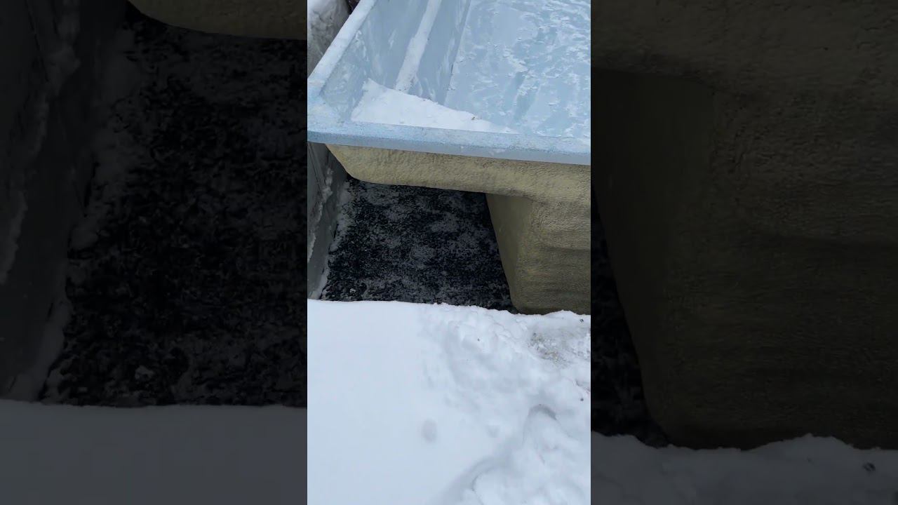 Монтаж бассейна зимой  #бассейннаучастке #бассейндлядачи #построитьбассейн  #строительствобассейнов