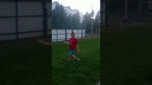 Уметь упасть на улице - вопрос безопасности вашего ребенка. Учите его правильно падать!