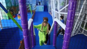 Алиса Шоу - Алиса и Медведь ищут динозавра Гуджитсу в парке Тейкабум