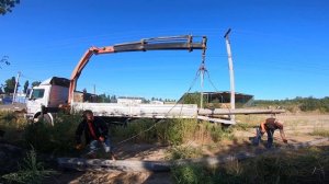 Как кран-манипулятор справляется с погрузкой столбов