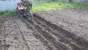 нарезка борозд мотоблоком-2х рядный окучник ! ЧТО ТО ПОШЛО НЕ ТАК!