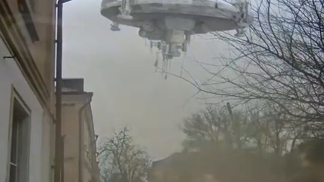 Летающая тарелка прямо над моим домом.???? смотреть онлайн