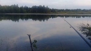 Ловля гольяна на красивом озере в Сибири.