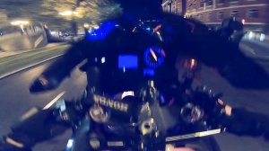 Езда на заднем колесе в центре города на спортбайке Honda CBR929RR