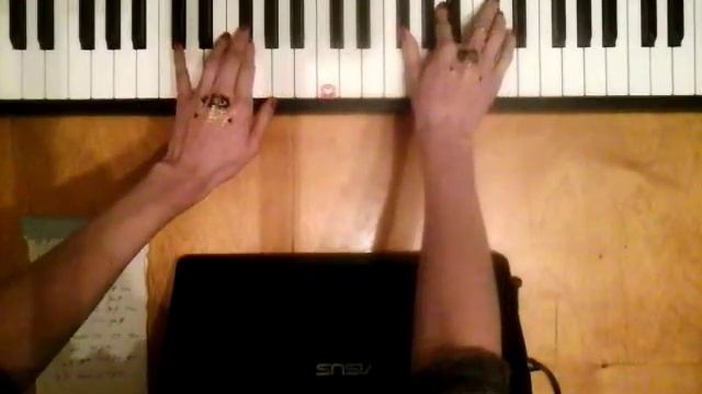 Как сыграть аккорд F#m на пианино смотреть онлайн