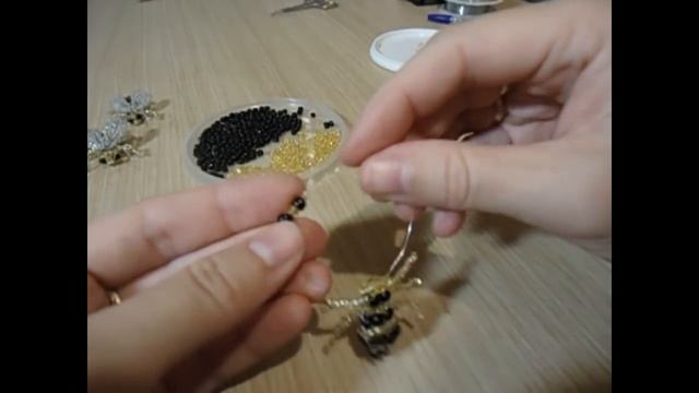 МК как сделать пчёл из бисера параллельным плетением. Бисероплетение для начинающих смотреть онлайн