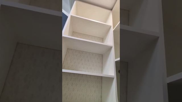 Гардеробная в прихожую с красивыми зеркальными дверьми.