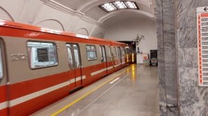 81-722/723/724.1 "Юбилейный" прибывает на станцию метро Кировский завод.