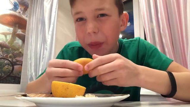 Как съесть Мега кислый лимон смотреть онлайн