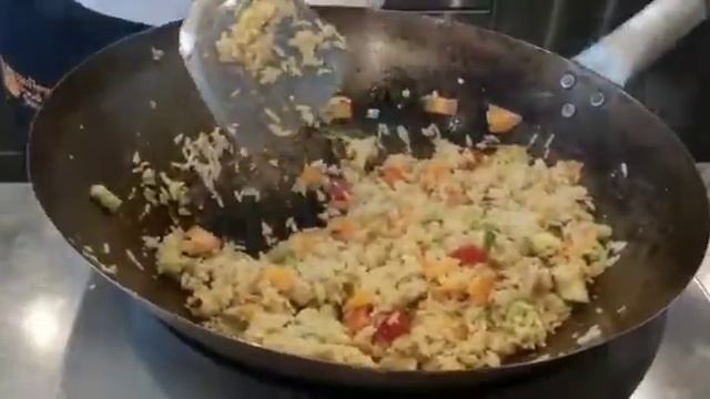 Рис на воке с острой курицей