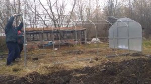 сборка теплицы из поликарбоната за три минуты)))