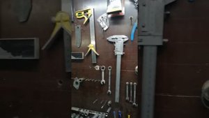 Бюджетный способ развесить инструмент у верстака