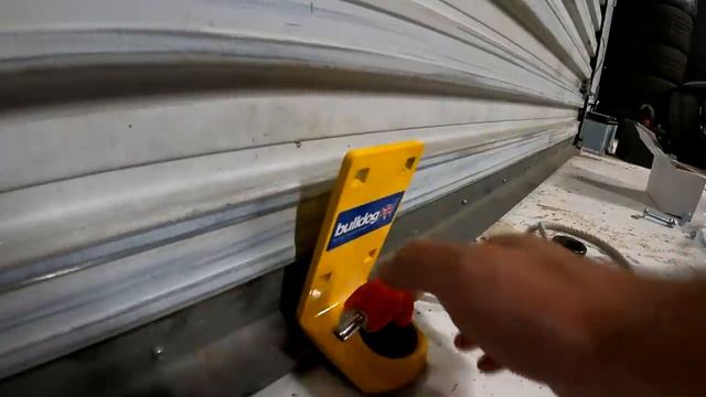 Странные клиенты на работе в США | Отдыхаем дружной компанией в боулинге смотреть онлайн