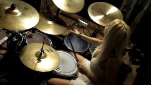 Блондинка барабанщица