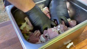 Дагестанская кухня Шашлык из говядины с КиВи и сушёным курдюком