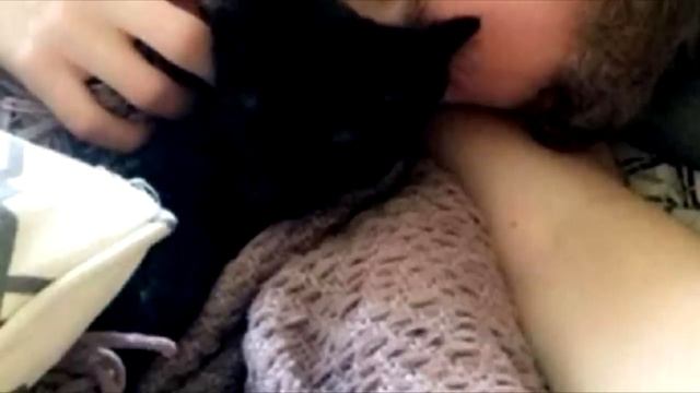 Мама не понимала, почему кошка смотрит на фото сына, а на утро женщину ждал сюрприз! смотреть онлайн