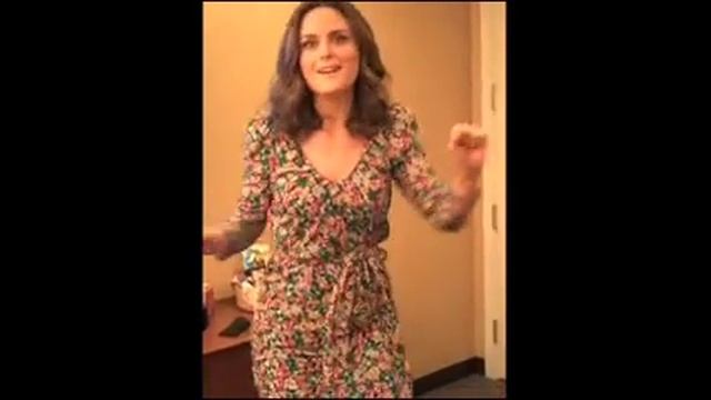 Emily Deschanel's Dorky Dancing смотреть онлайн