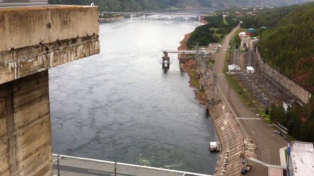 Очистка бетона Красноярская ГЭС. Альпинисты.
