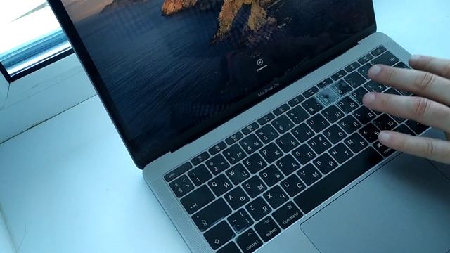 Возможно ли очистить клавиатуру в Macbook Pro 13 2017 сжиженным воздухом ? смотреть онлайн