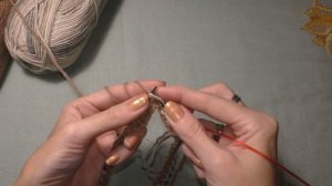 Бриошь вяжем по кругу. Начало двухцветной шапки.