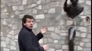 Памятник Фантомасу. «Человек, проходящий сквозь стену»