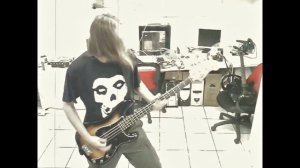 Как играть медиатором на бас гитаре - bass picking  track 1