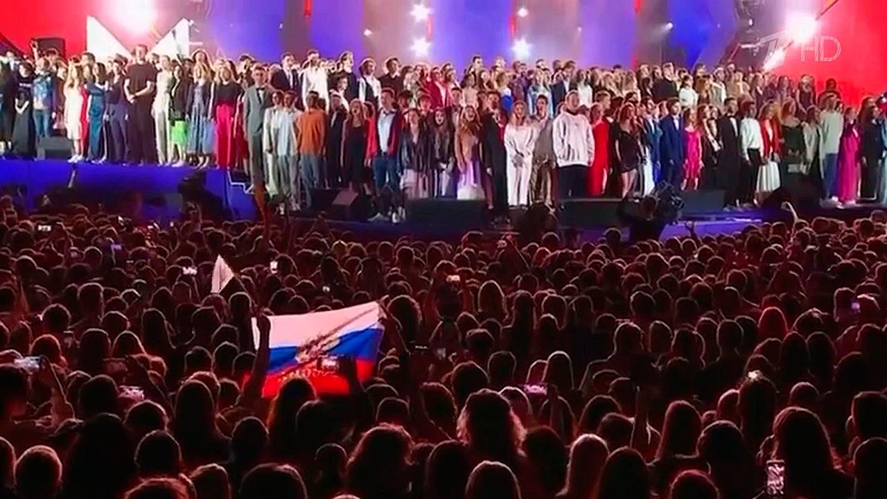 На выпускном вечере в Парке Горького в Москве почти 40 тысяч человек спели гимн России