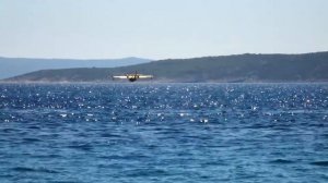 пожарный гидросамолет тушит лесной пожар.