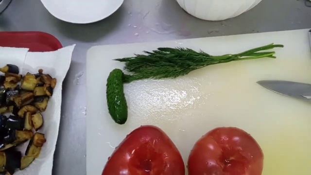 салат из баклажанов с помидорами с чесночным соусом