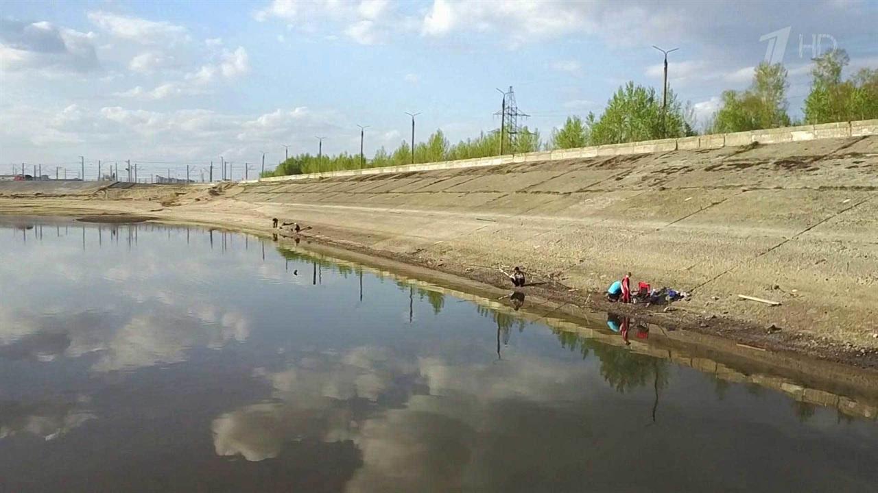 Уровень воды в озере составлял. Обмеление Куйбышевского водохранилища. Водохранилище в Казани. Обмелевшее Куйбышевское водохранилище. Уровень воды Куйбышевского водохранилища.