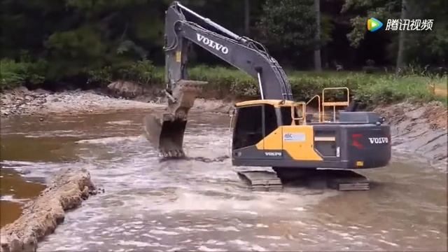 Экскаватор чистит реку / Excavator Cleans the River
