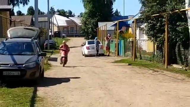 Кукмара әбиләре мопедта җилдерә (ВИДЕО) смотреть онлайн