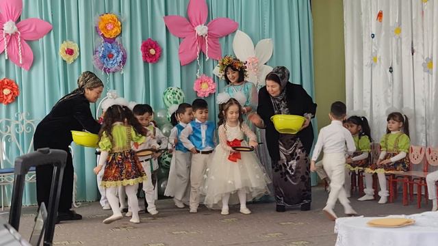 Очень интересная игра с бабушками 😍😍😍.Утренник .8- марта.Детский сад "Парвози Орзу" смотреть онлайн