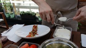 Овощной салат с печёным перцем и сливочным сыром