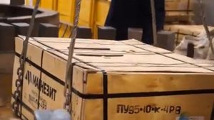 Лучший огнеупорщик трудится на металлургическом заводе.Видео-гид по рабочим профессиям