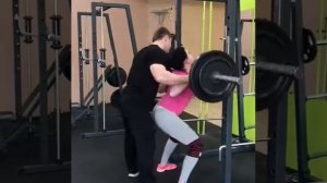 Приседания со штангой для девушек