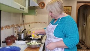 Что осталось в холодильнике сделала салатик.