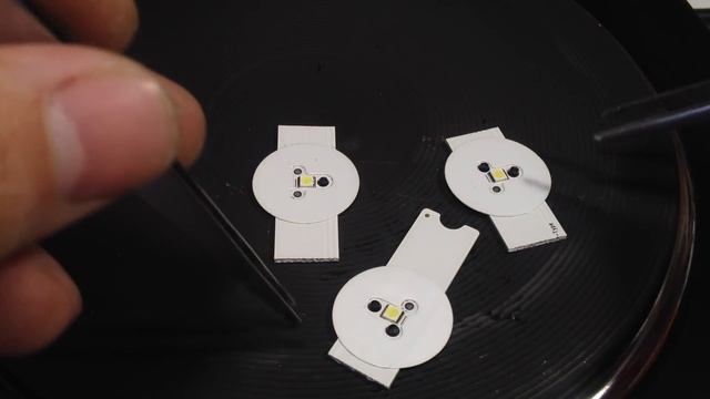 Демонтаж SMD светодиодов электрической конфоркой. смотреть онлайн