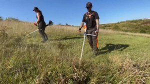 Stihl Fs 561 C-EM with durocut 40-4 and Stihl Fs 560 C-EM with autocut 56-2 working side by side.