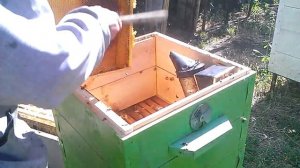 Как отобрать рамки с медом и процесс откачки