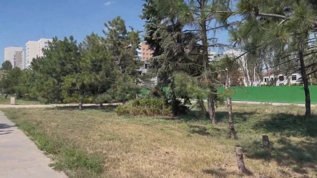 Мариуполь: центральный проспект Ленина (Мира) от Главпочтамта в сторону Леваневского. Август 2023 смотреть онлайн