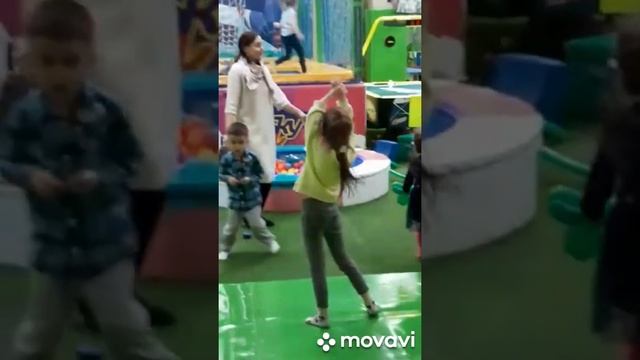 ?Таюша и бабуля пляшут ну какова красота стас просто класс stasprostoklass #shorts #танцы #танцульк