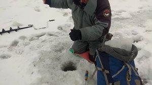 Ловим леща зимой на мормышку. Вываживание и работа багром.