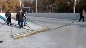 Заливка льда с помощью «швабры»