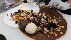 Блины разных размеров и наполнений. Тайская уличная еда.